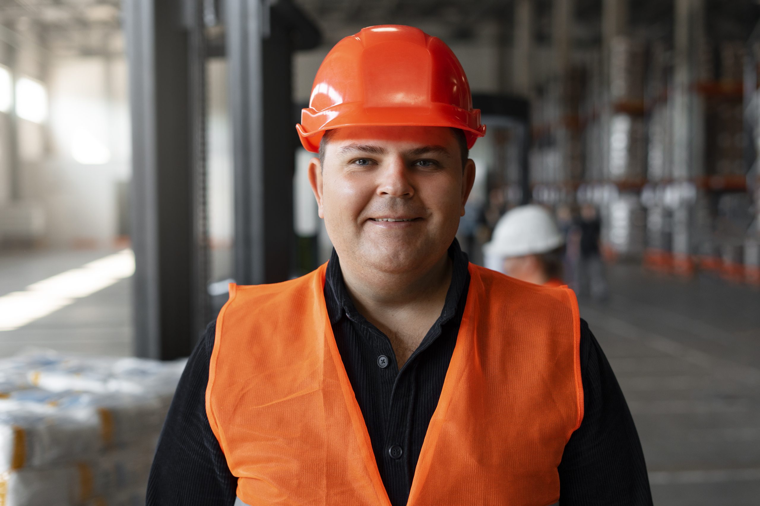 homem-branco-de-frente-com-EPIs-trabalhando-na-construcao