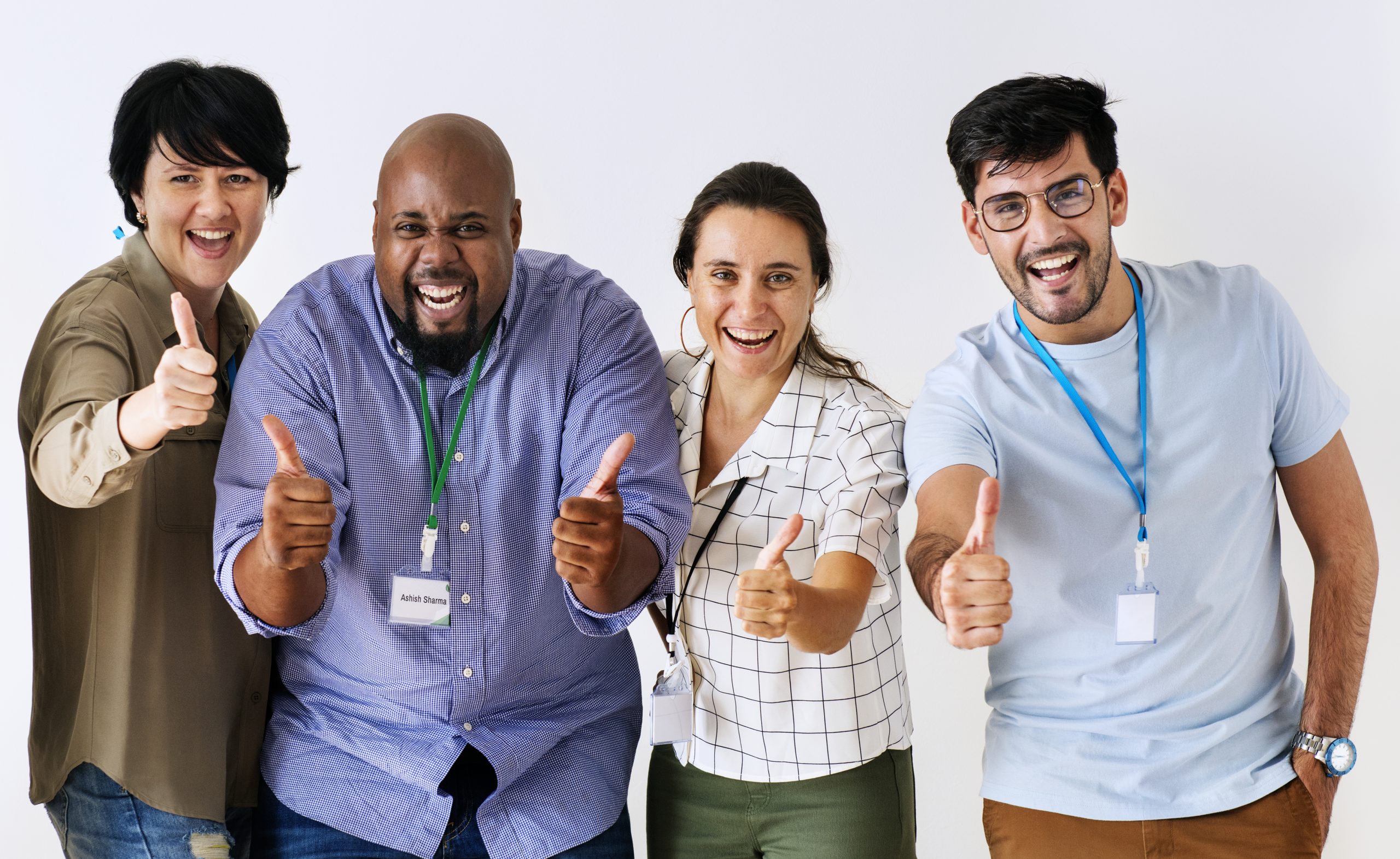 Quatro-colegas-de-trabalho-dando-polegar-para-cima-como-feedback
