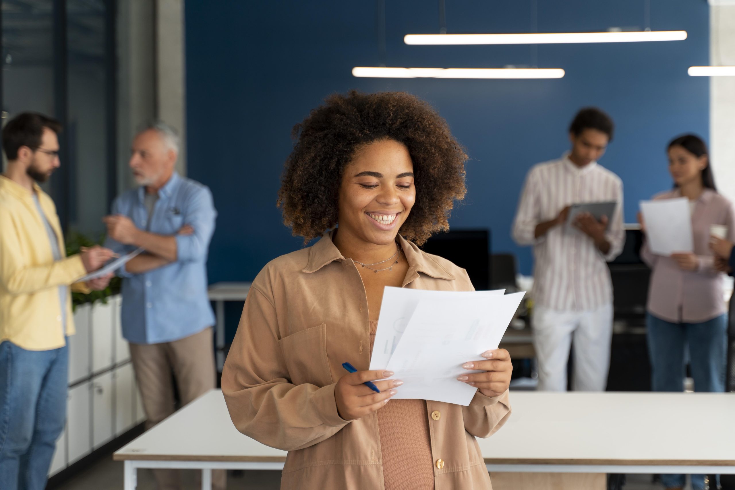 pessoas-que-trabalham-em-equipe-em-ambiente-corporativo