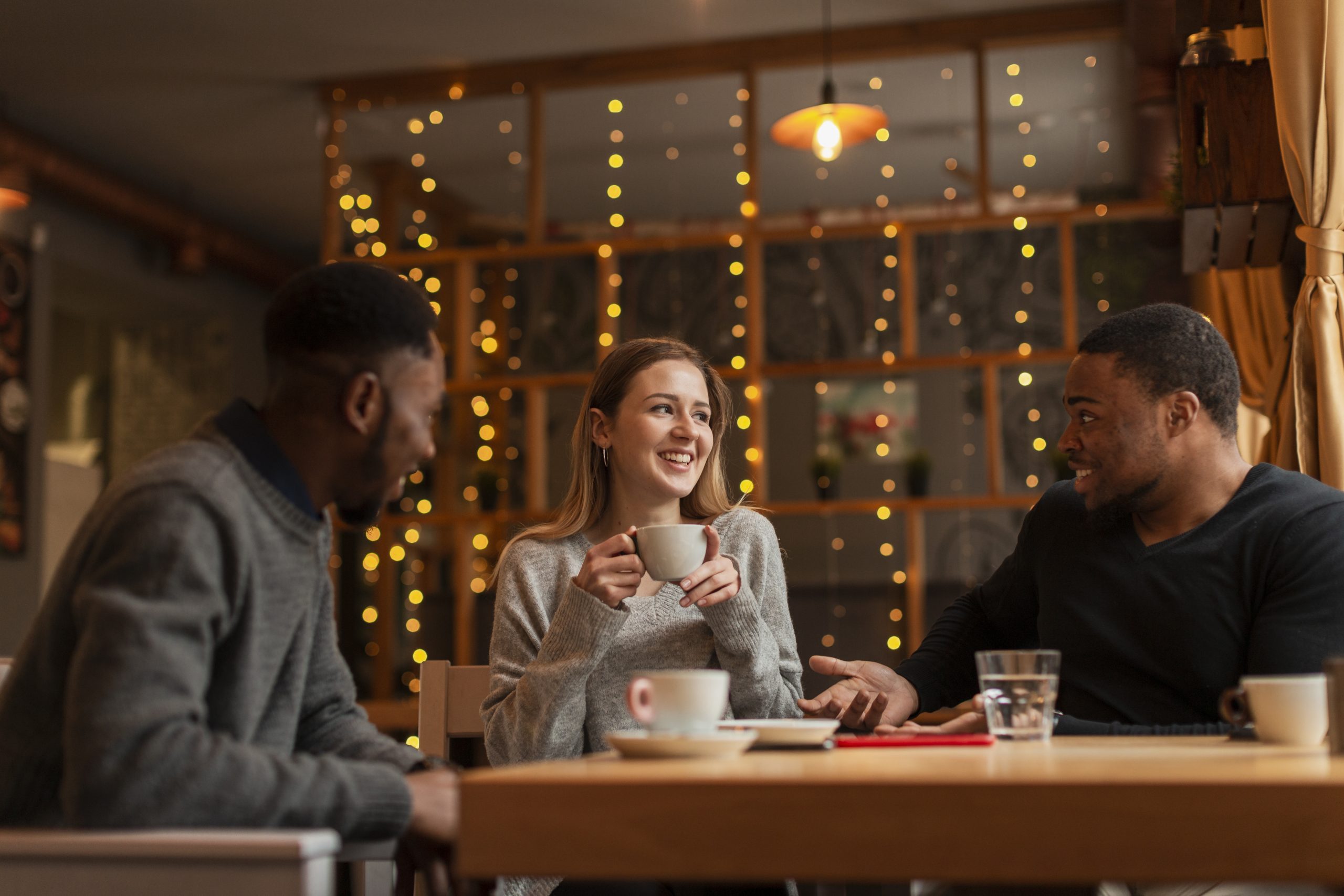 grupo de amigos reunidos em restaurante