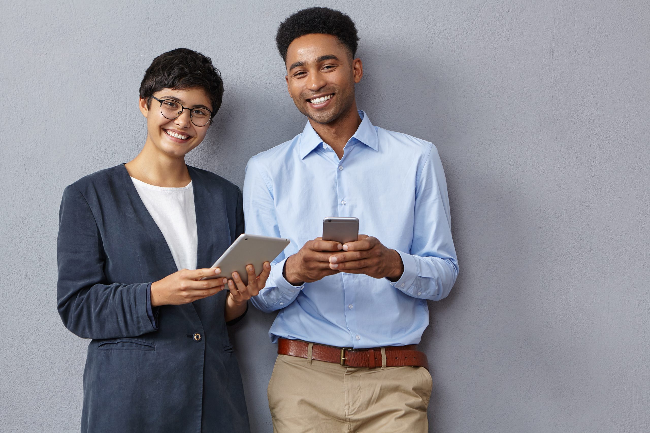 empresarios-sexo-feminino-com-tablet-nas-maos-e-masculino-com-celular-na-mão-tem-reuniao-no-escritorio-com-